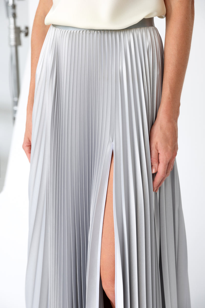 Kruhová plisovaná sukňa s rázporkom