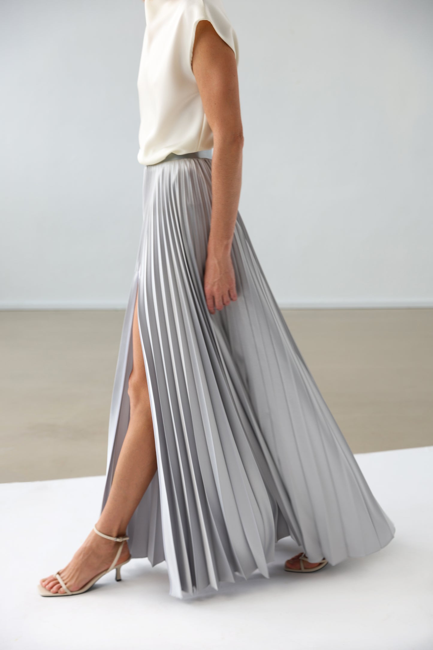 Kruhová plisovaná sukňa s rázporkom